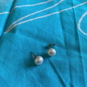 Genuine pearl stud earrings